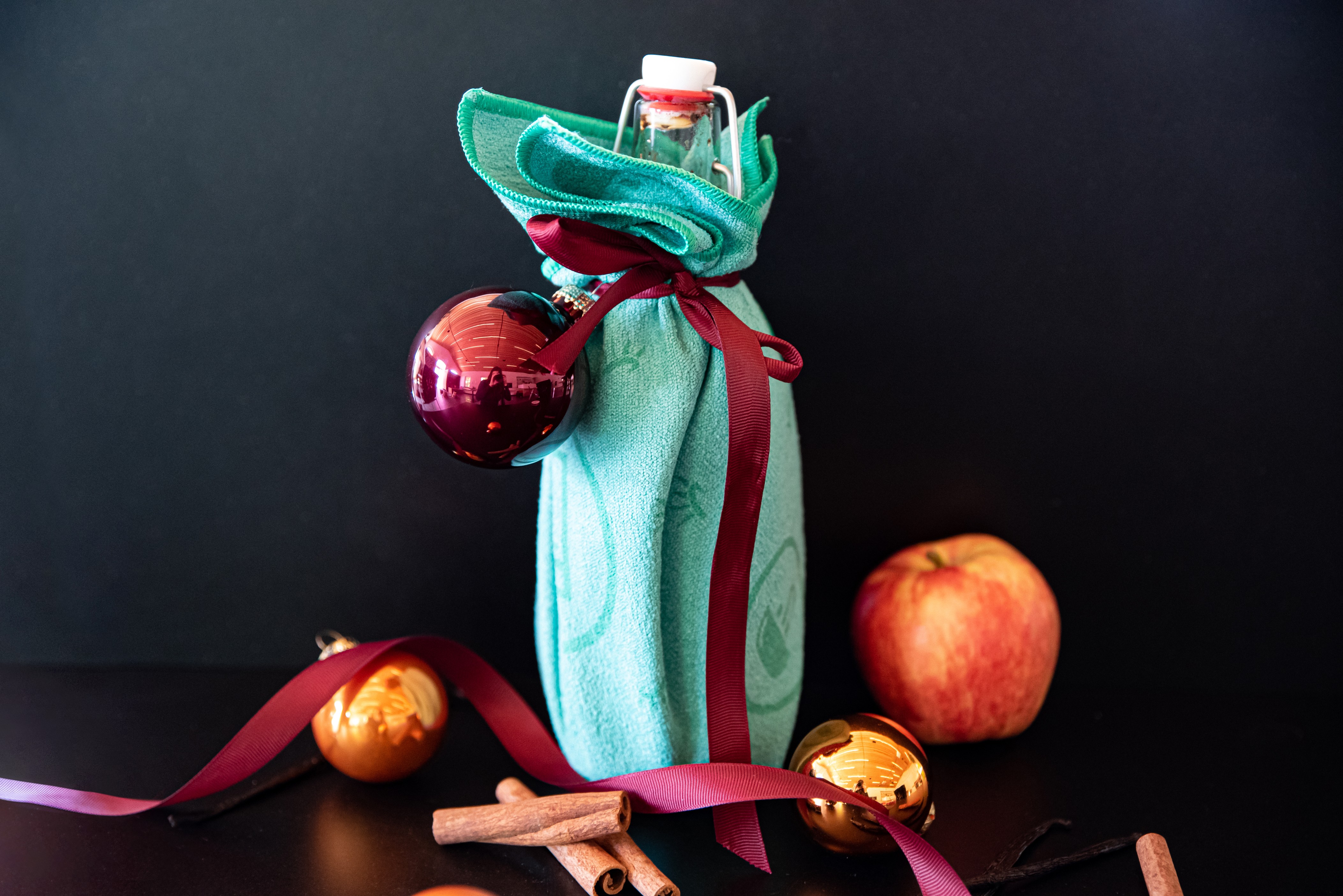 Wrapping presents sustainably using ENJO
