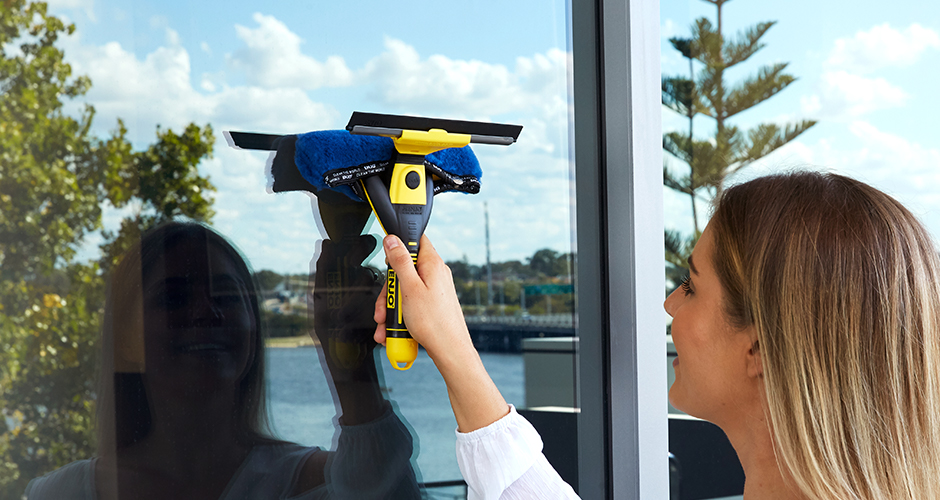 Cleaning your windows with ENJO
